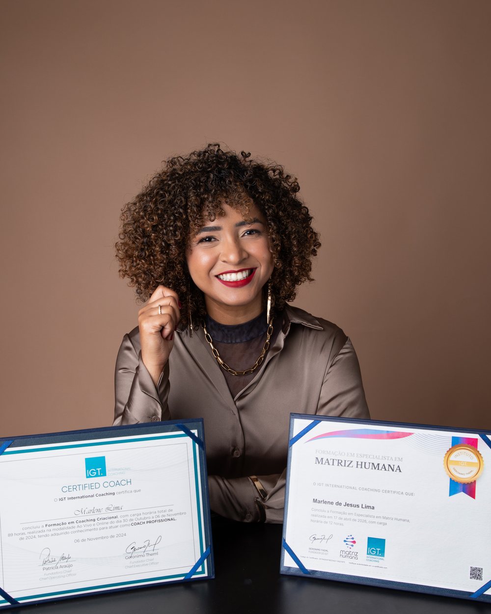 Marlene Lima com suas certificações